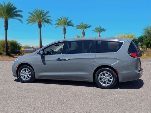 Used 2023 Chrysler Pacifica Touring-L image 3