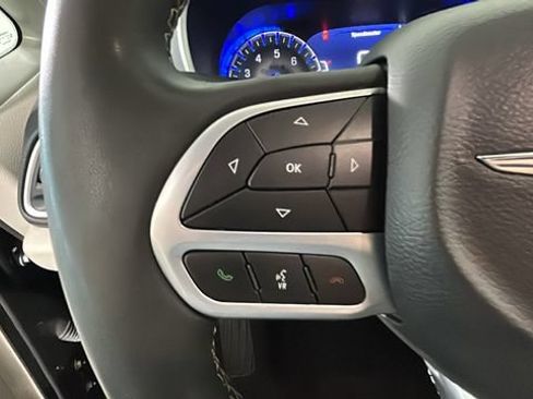 Used 2023 Chrysler Pacifica Touring-L FWD image 15