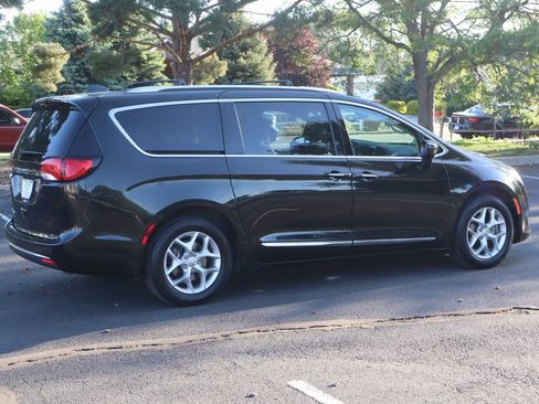 Used 2019 Chrysler Pacifica Touring-L Plus w/ Tire & Wheel Group FWD image 4
