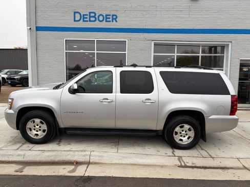 Used 2010 Chevrolet Suburban LT image 2