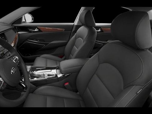 Used 2018 Kia Cadenza Premium w/ Luxury Package FWD image 9