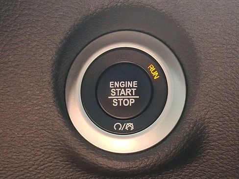 Used 2025 Chrysler Pacifica Limited FWD image 26