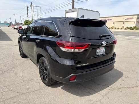 Used 2019 Toyota Highlander SE image 17