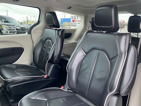 Used 2023 Chrysler Pacifica Limited image 17