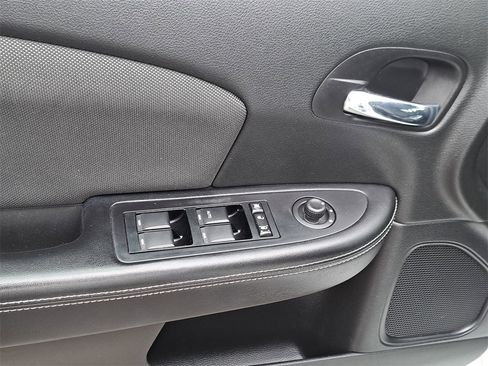 Used 2012 Dodge Avenger SXT image 17