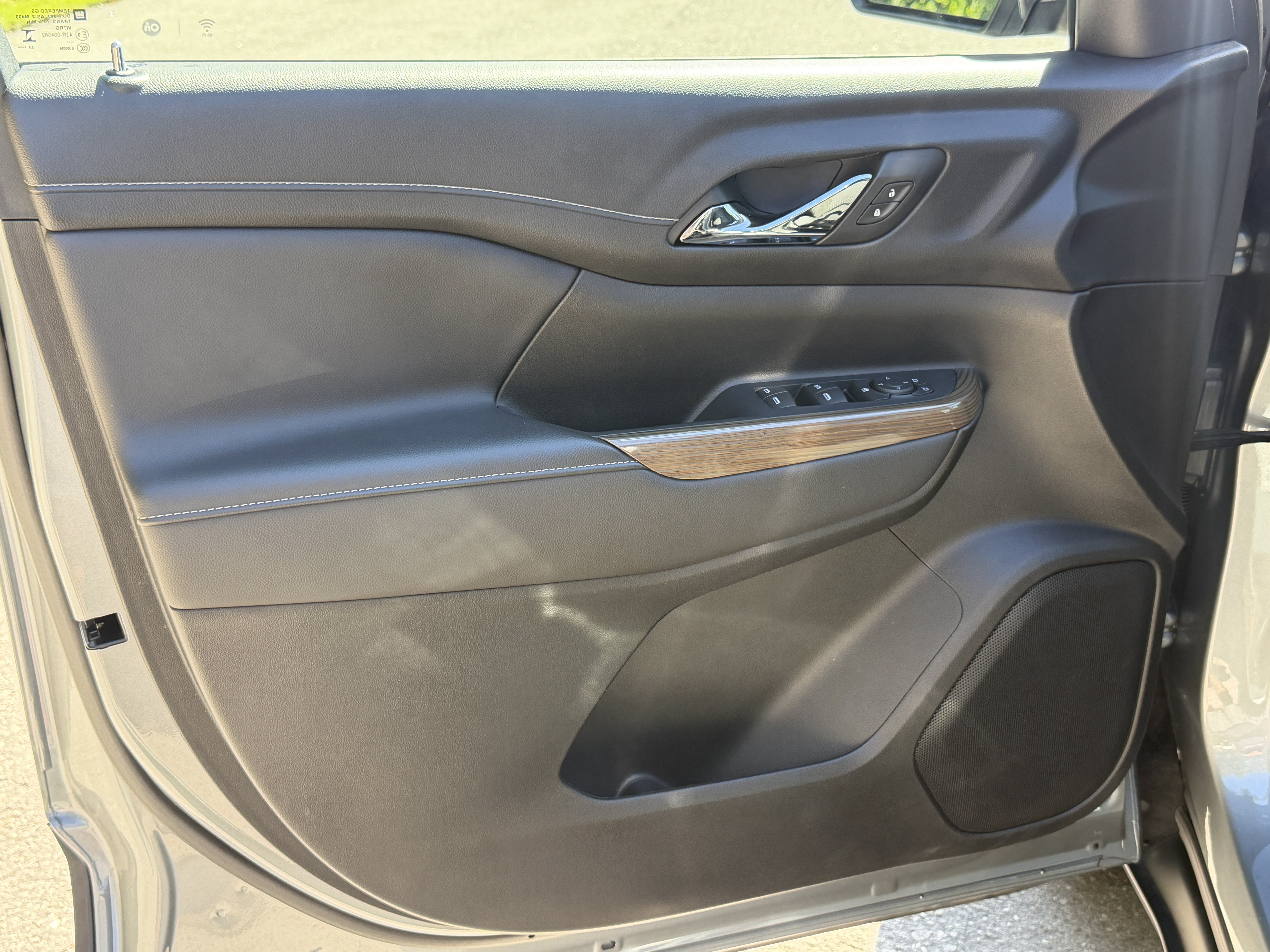 Used 2023 GMC Acadia SLE FWD image 13
