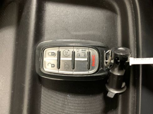 Used 2018 Chrysler Pacifica Touring-L w/ Tire & Wheel Group FWD image 20