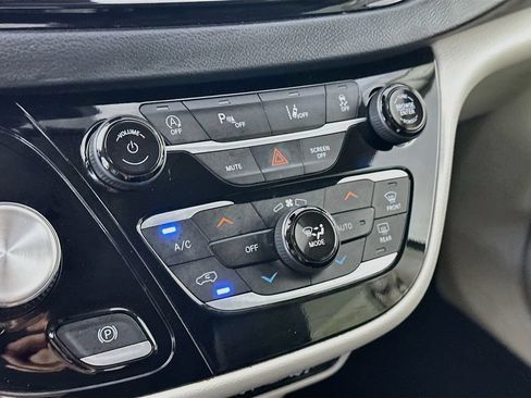 Used 2023 Chrysler Pacifica Touring-L FWD image 18