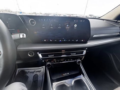 Used 2025 Chevrolet Traverse LT image 16