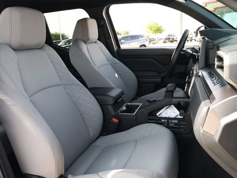 Used 2025 Toyota Tacoma SR5 AWD/4WD image 30