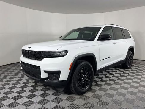 Used 2024 Jeep Grand Cherokee L Laredo image 5