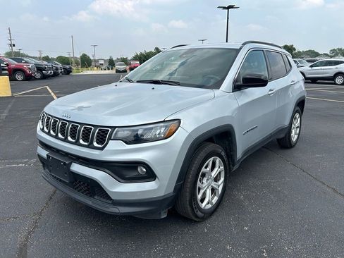 Used 2024 Jeep Compass Latitude AWD/4WD image 5