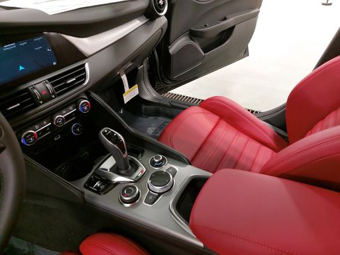 New 2025 Alfa Romeo Giulia w/ Veloce Package Rwd image 25