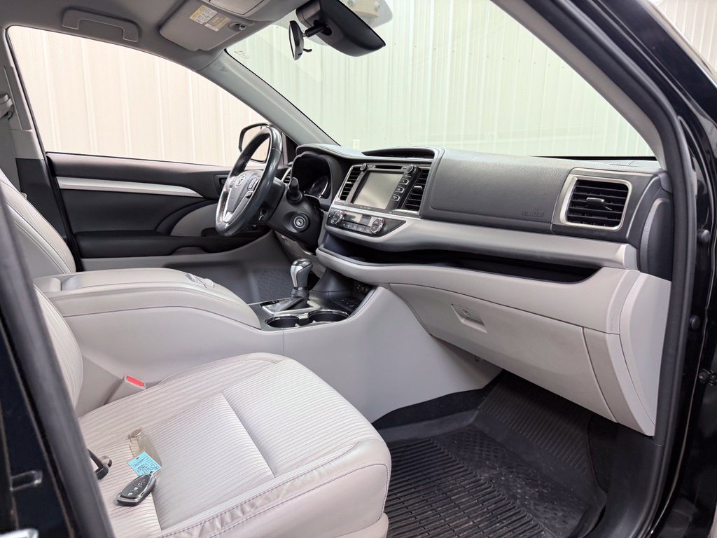 Used 2018 Toyota Highlander Plus AWD/4WD image 39