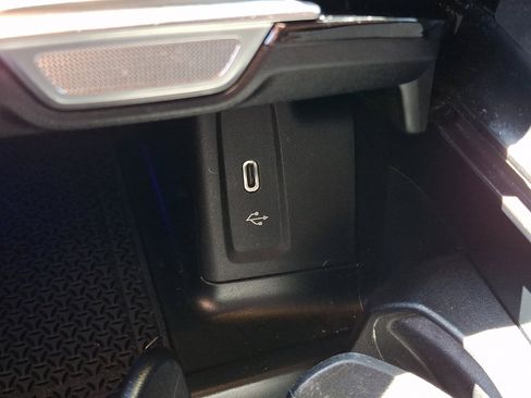 Used 2024 Mercedes-Benz GLC 300 4MATIC image 23