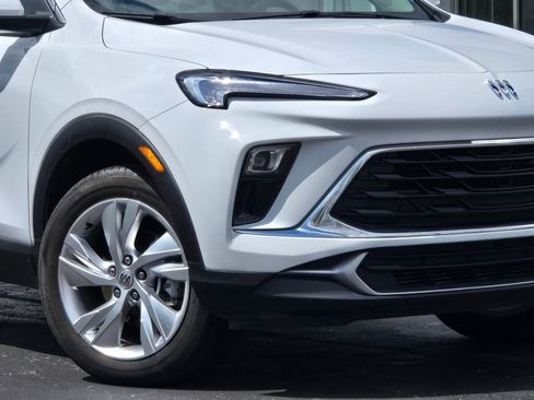 Certified 2025 Buick Encore GX Preferred FWD image 3