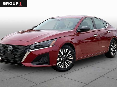 Used 2025 Nissan Altima 2.5 SV FWD image 1