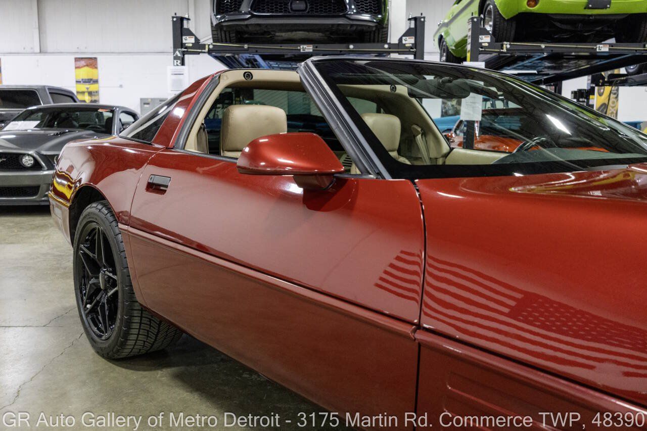 Used 1992 Chevrolet Corvette Coupe RWD image 25