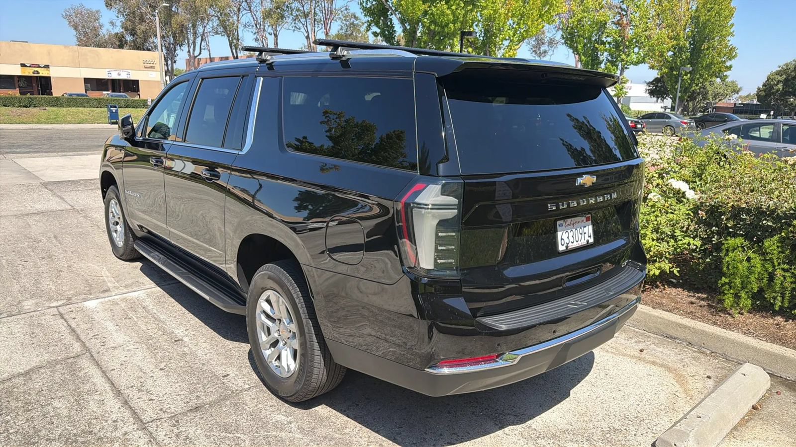 Used 2026 Chevrolet Suburban LT w/ Comfort Package RWD image 5