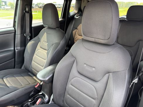Used 2017 Jeep Renegade Altitude AWD/4WD image 16