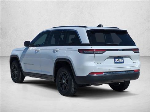 Used 2022 Jeep Grand Cherokee Laredo w/ Luxury Tech Group I AWD/4WD image 8