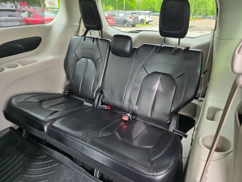 Used 2022 Chrysler Pacifica Touring-L FWD image 19