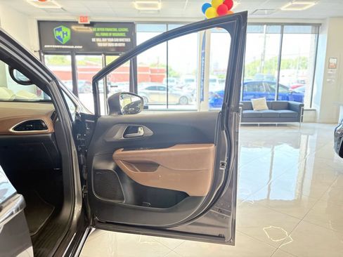 Used 2020 Chrysler Pacifica Limited w/ Tire & Wheel Group FWD image 44