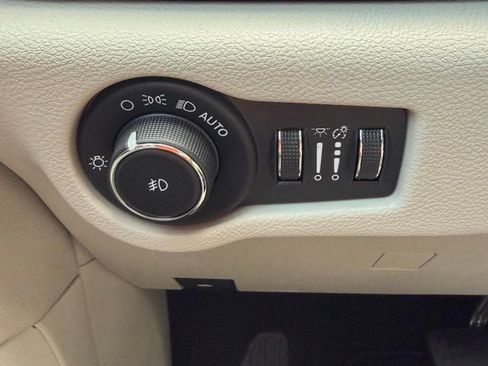 Used 2023 Chrysler Pacifica Touring-L AWD/4WD image 28