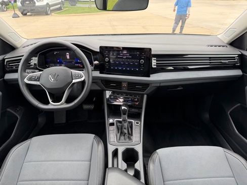 Used 2025 Volkswagen Jetta SE image 22