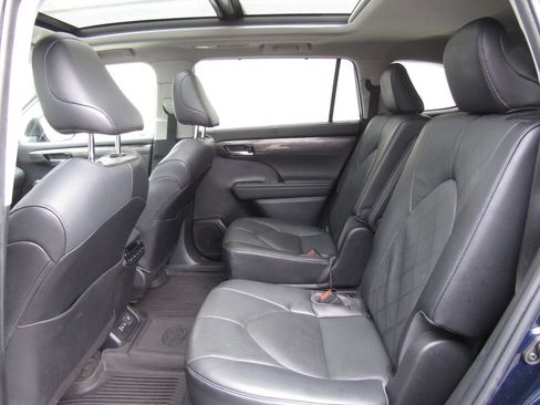 Used 2023 Toyota Highlander Platinum AWD/4WD image 16