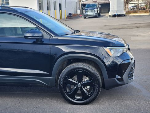 Certified 2025 Volkswagen Taos SE image 7