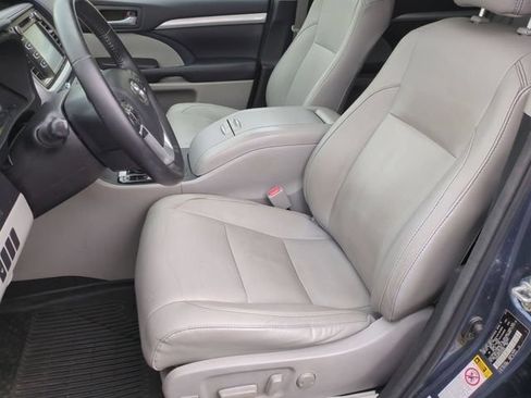 Used 2018 Toyota Highlander XLE AWD/4WD image 24