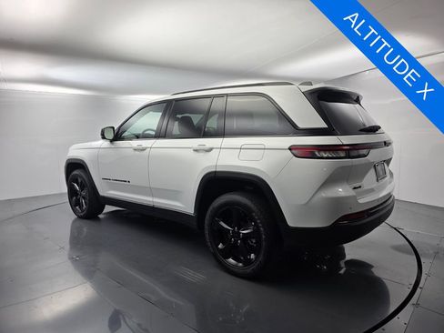 Used 2023 Jeep Grand Cherokee Altitude AWD/4WD image 6