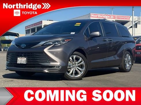 Used 2024 Toyota Sienna Platinum FWD image 3