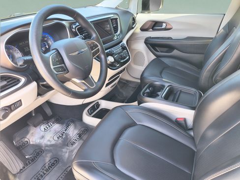 Used 2020 Chrysler Voyager Lxi FWD image 20