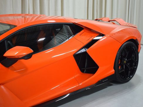Used 2025 Lamborghini Revuelto image 2