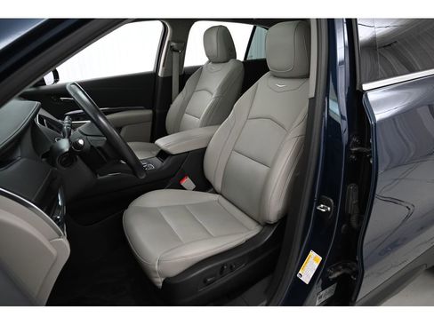 Used 2021 Cadillac XT4 Luxury w/ Cold Weather Package image 10