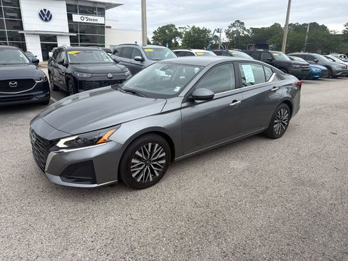 Used 2023 Nissan Altima 2.5 SV FWD image 1