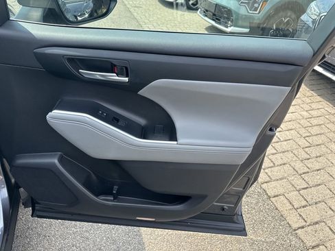 Used 2023 Toyota Highlander XLE image 35