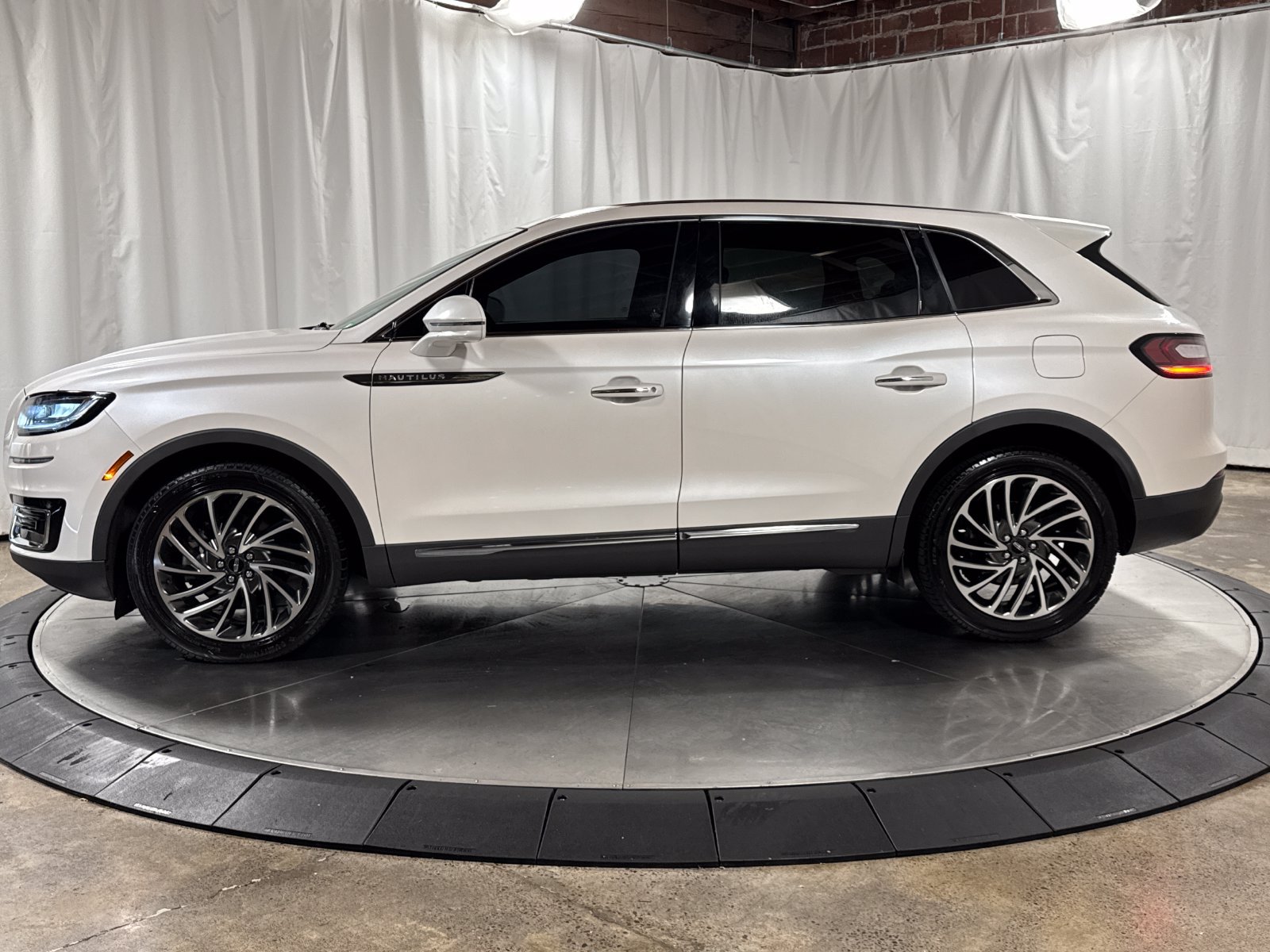 Used 2019 Lincoln Nautilus Reserve AWD/4WD image 8