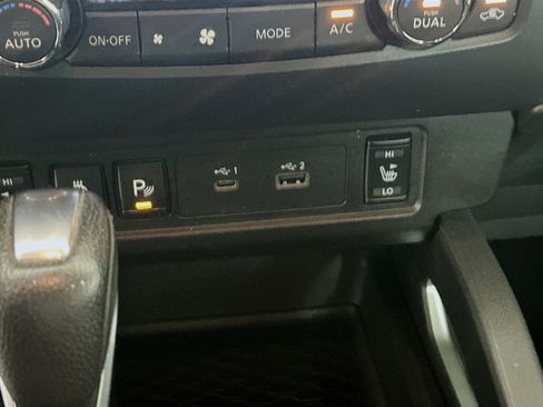 Used 2022 Nissan Frontier SV image 25