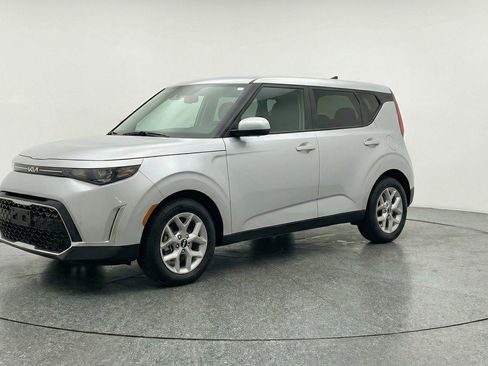 Used 2025 Kia Soul LX w/ LX Technology Package FWD image 3