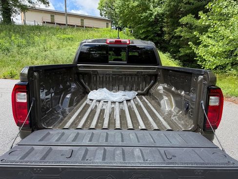 Used 2025 GMC Canyon AT4 AWD/4WD image 8