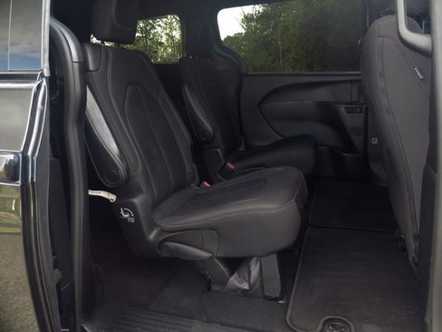 Used 2019 Chrysler Pacifica Touring Plus w/ S Appearance Package FWD image 19