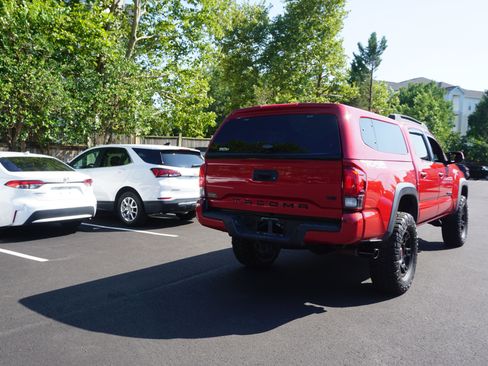 Used 2018 Toyota Tacoma TRD Off-Road AWD/4WD image 4