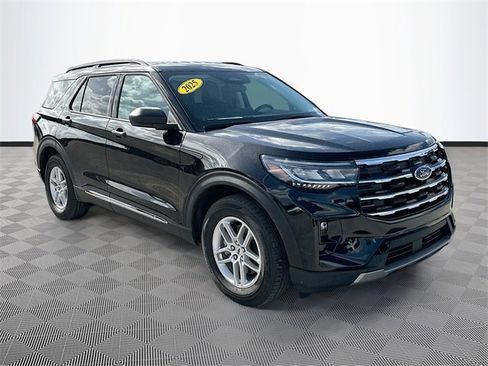 Used 2025 Ford Explorer Active w/ Active Comfort Package image 3