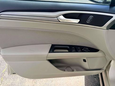 Used 2019 Ford Fusion SE FWD image 14