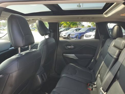 Used 2016 Jeep Cherokee Overland FWD image 9