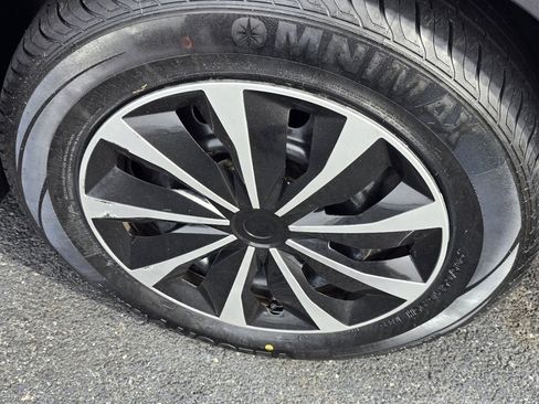 Used 2014 Toyota Camry LE image 13