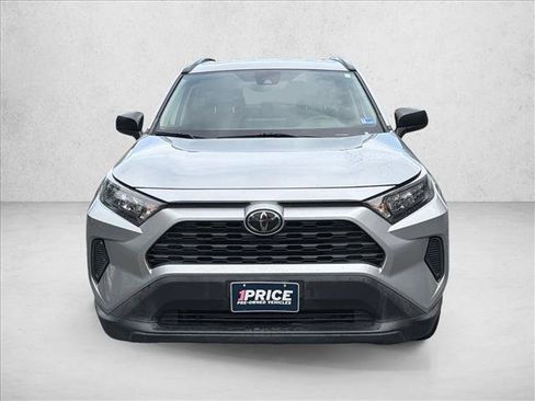 Used 2021 Toyota RAV4 LE AWD/4WD image 2